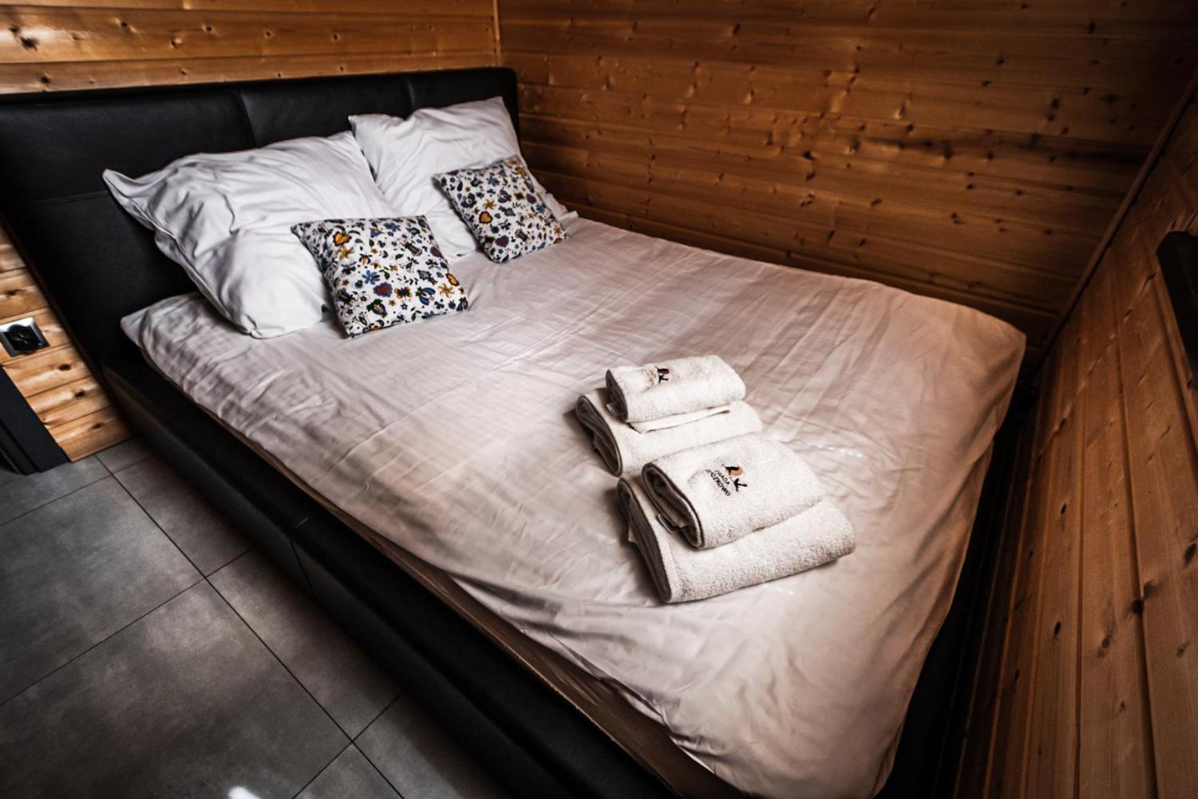 Osada Skoczkowo Komfortowe Domki Z Jacuzzi Nad Jeziorem- Sauna- Balia- Prywatny Staw Wedkarski Podiazy المظهر الخارجي الصورة