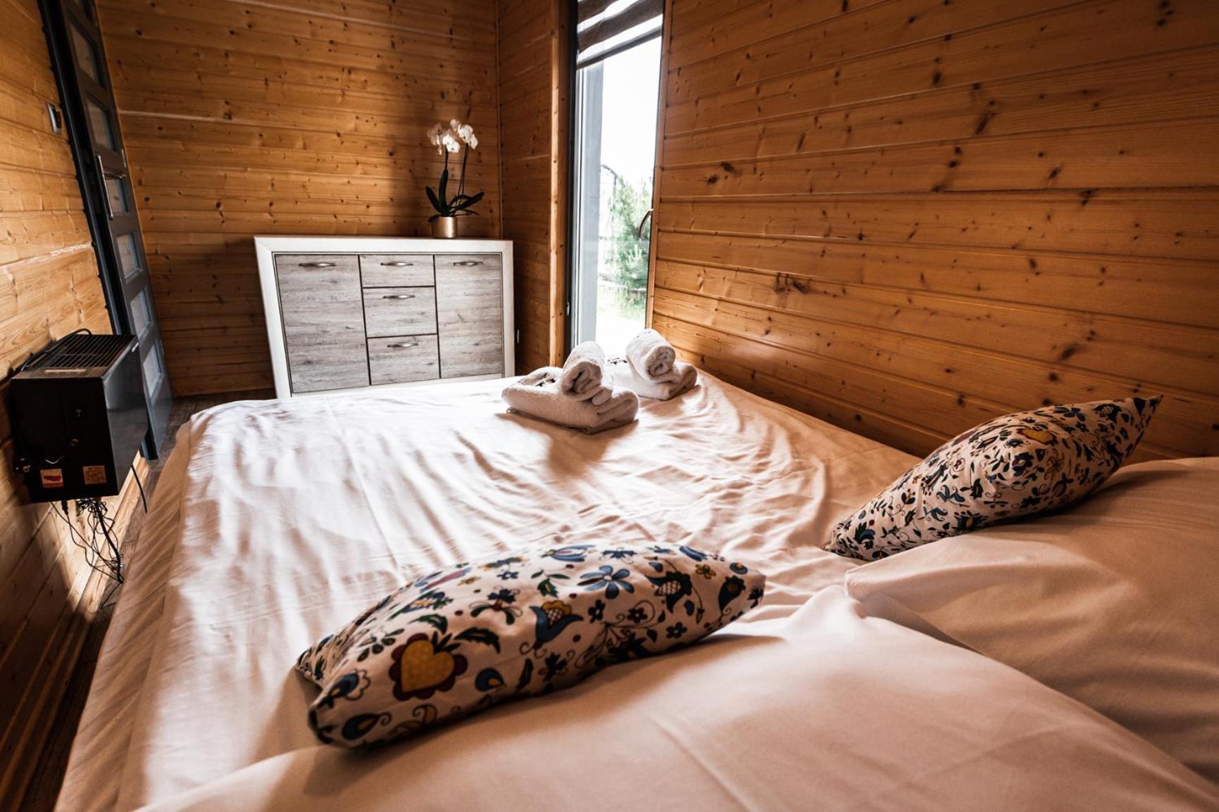 Osada Skoczkowo Komfortowe Domki Z Jacuzzi Nad Jeziorem- Sauna- Balia- Prywatny Staw Wedkarski Podiazy المظهر الخارجي الصورة